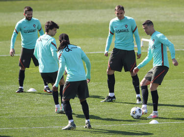Ronaldo toca la pelota en un rondo con Portugal hoy.