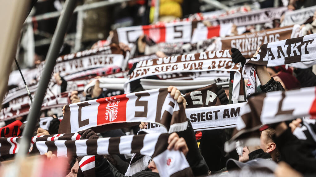 Die Fans von St. Pauli müssen vielleicht bald auf eine Kult-Hymne verzichten Die Fans von St. Pauli müssen vielleicht bald auf eine Kult-Hymne verzichten