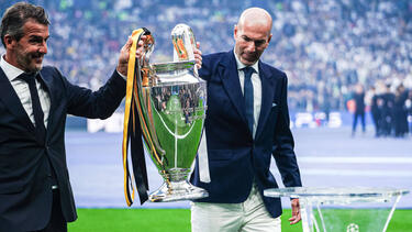 Gut zu erkennen: Zidanes Sakko ist schief geknöpft