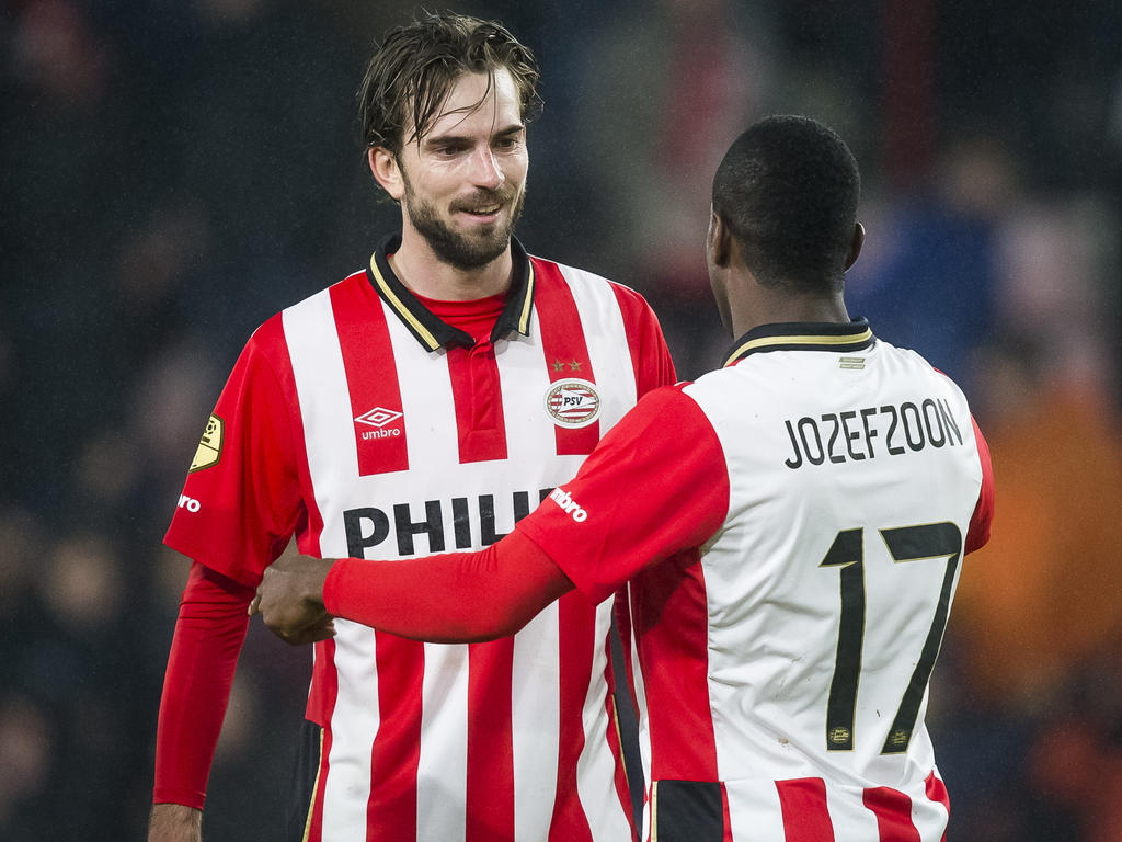 Davy Pröpper (l.) en Florian Jozefzoon (r.) zijn tevreden over het resultaat tegen Heracles Almelo. PSV wint met 2-0 in het Philips Stadion. (20-02-2016)