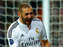 Karim Benzema is in een jubelstemming als hij Real Madrid op voorsprong heeft gezet in het Champions League-duel tegen Liverpool. (04-11-2014)