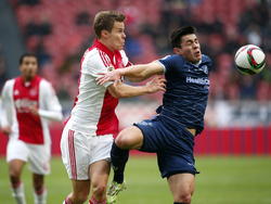 Niklas Moisander (l.) gebruikt zijn armen in het luchtduel met Rubio Rubin tijdens het duel Ajax - FC Utrecht. (14-12-2014)
