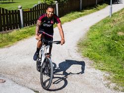 Kenny Tete wordt op de gevoelige plaat vastgelegd tijdens een fietstocht in Oostenrijk. De jonge verdediger van Ajax is mee op het trainingskamp van de Amsterdammers. (30-06-2015)