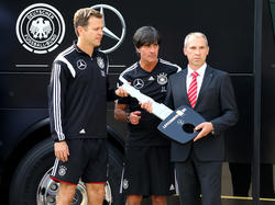 Oliver Bierhoff (l.) warnt das DFB-Team vor Überheblichkeit