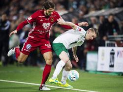 Emir Smajic (l.) probeert de bal af te pakken van Birkir Már Sævarsson (r.) tijdens de wedstrijd tussen Östersunds en Hammarby. (04-04-2016)