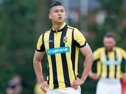 Yuning Zhang kijkt gefrustreerd tijdens het oefenduel Vitesse - KV Oostende (09-07-2016).