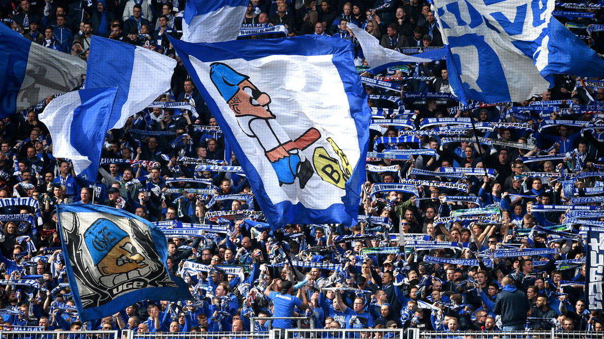Die Schalke-Fans provozierten gegen den BVB mit einem Geschmacklos-Plakat Die Schalke-Fans provozierten gegen den BVB mit einem Geschmacklos-Plakat