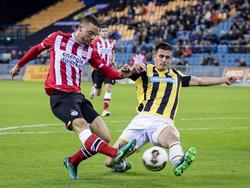 Met een ultieme inspanning voorkomt Matt Miazga (r.) een schot op doel van PSV-speler Bart Ramselaar (l.). (29-10-2016)