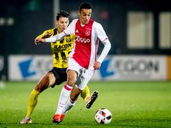 Noussair Mazraoui (r.) moet hard werken om Joey Sleegers (l.) van het lijf te houden tijdens de competitiewedstrijd Jong Ajax - VVV-Venlo. (31-10-2016)