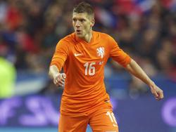 Stijn Schaars zoekt naar een oplossing tijdens de oefeninterland Frankrijk - Nederland. (05-03-2014)