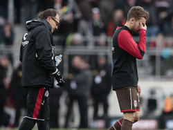Trotz der Niederlagenserie wird Trainer Ewald Lienen (l.) beim FC St. Pauli nicht in Frage gestellt