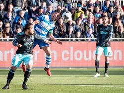 PEC Zwolle-middenvelder Mustafa Saymak wint het kopduel van Ajax-aanvaller Amin Younes. Op de achtergrond kijkt Hakim Ziyech toe. (15-01-2017)