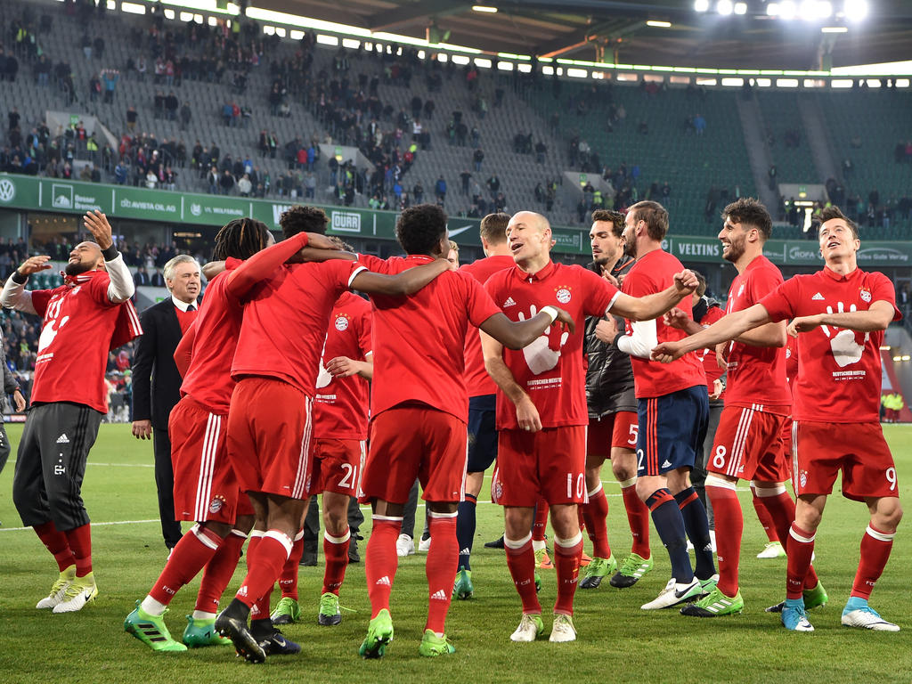 Los jugadores del Bayern celebran sobre el césped el título. (Foto: Getty)