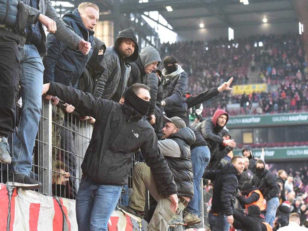 Mehrere Dutzend Köln-Fans kletterten während der Halbzeit auf die Zäune