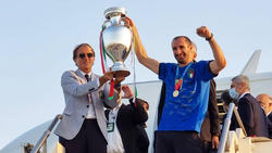 Giorgio Chiellini (r.) neben Nationaltrainer Roberto Mancini