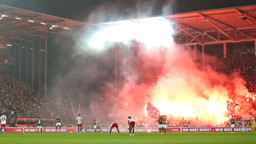 Während des Spiels kam es zum Einsatz von Pyrotechnik Während des Spiels kam es zum Einsatz von Pyrotechnik