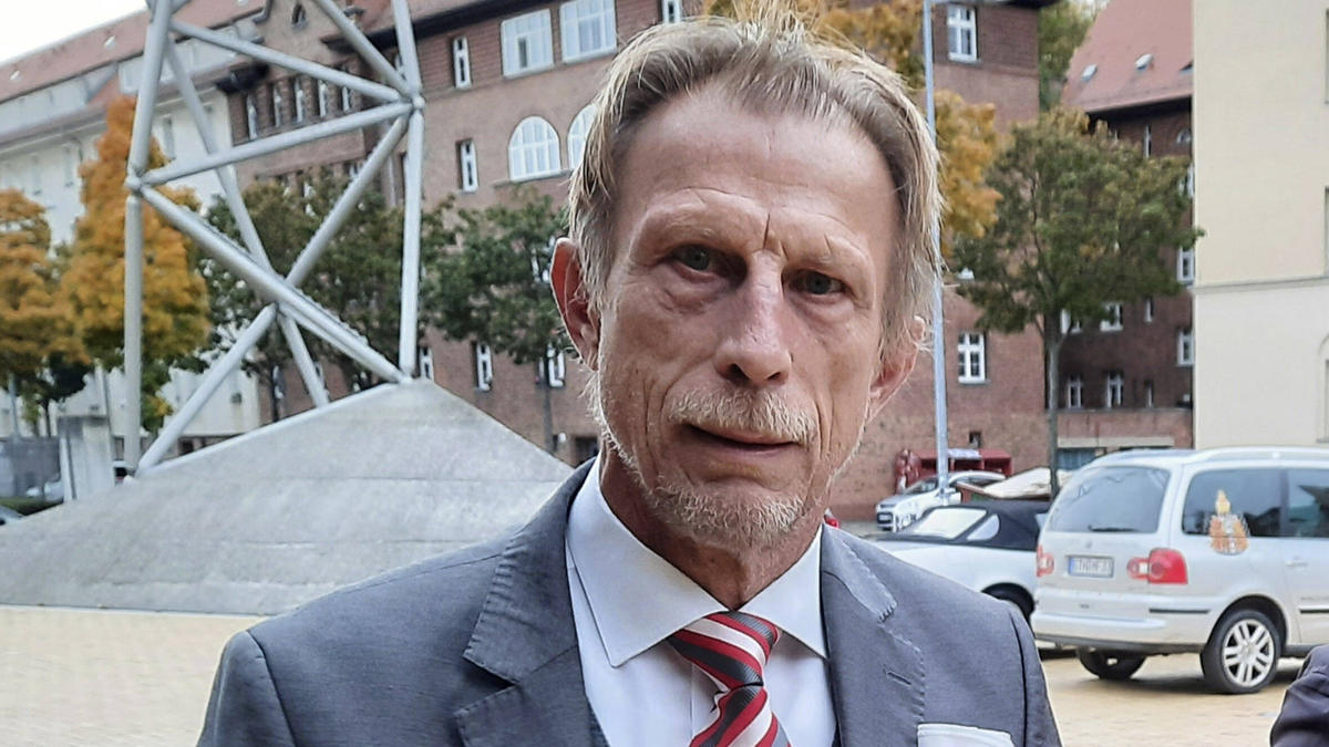 Rechnet damit, dass der FC Schalke 04 absteigen wird: Christoph Daum Rechnet damit, dass der FC Schalke 04 absteigen wird: Christoph Daum