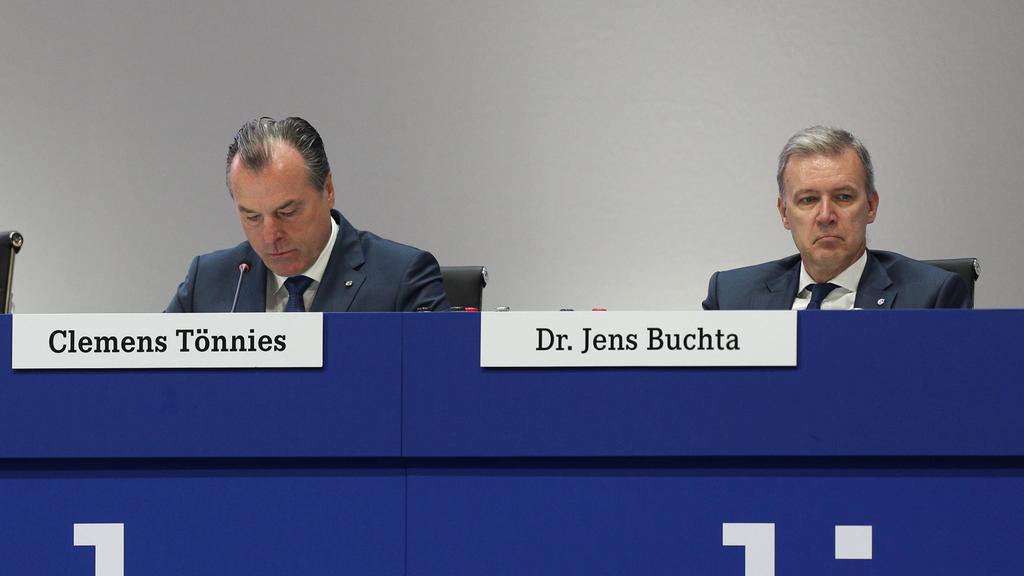 Dr. Jens Buchta (r. hier im Jahr 2017 neben Clemens Tönnies) wird den FC Schalke verlassen