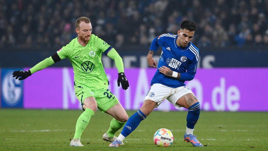 Hielt Arnold weitgehend in Schach: Schalke-Profi Zalazar (r.) Hielt Arnold weitgehend in Schach: Schalke-Profi Zalazar (r.)