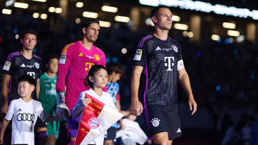 Joshua Kimmich (r.) führte den FC Bayern gegen Kawasaki  Frontale als Kapitän aufs Feld