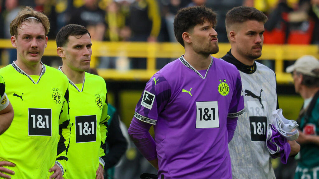 Gregor Kobel (2.v.r.) will mit dem BVB endlich wieder dauerhaft überzeugen Gregor Kobel (2.v.r.) will mit dem BVB endlich wieder dauerhaft überzeugen