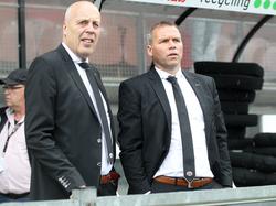 Voorzitter Jan Smit (l.) en algemeen directeur Nico Jan Hoogma (r.) kijken toe bij de wedstrijd van Heracles Almelo tegen Ajax. (27-04-2015)