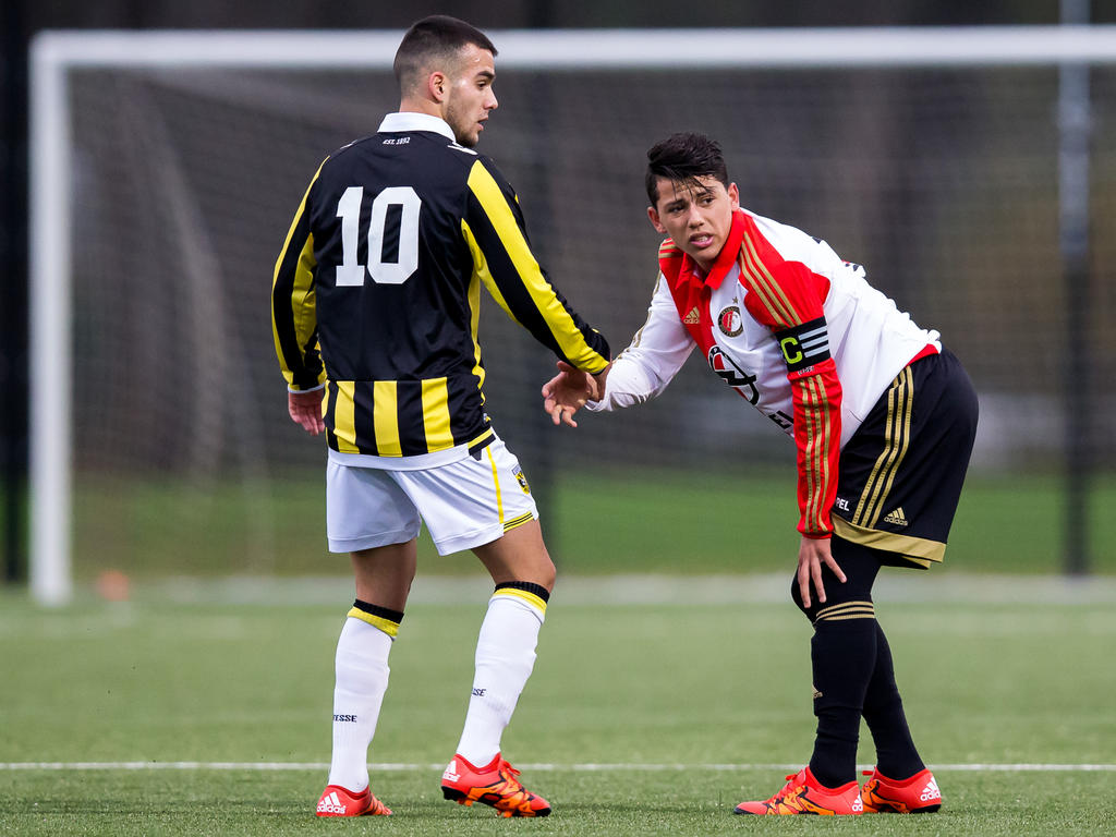 Guga (r.) krijgt een handje van Anıl Mercan (l.) tijdens het competitieduel Feyenoord A1 - Vitesse A1. (01-12-2014)