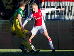 Donny van de Beek (r.) draait behendig weg bij zijn tegenstander tijdens het duel tussen ADO Den Haag en Ajax. (17-01-2016)