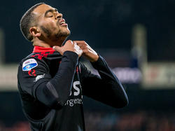 Brandley Kuwas krijgt in de eerste helft van de wedstrijd SBV Excelsior - Willem II een dot van een kans, maar het lukt hem niet om doelman Kostas Lamprou te verschalken. (05-02-2016)