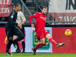 Stefan Thesker (r.) weet de bal weg te werken tijdens FC Twente - FC Utrecht, voordat Sébastien Haller kan ingrijpen. (31-01-2016)