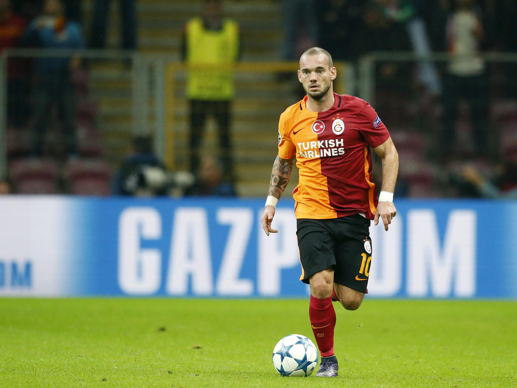 Wesley Sneijder heeft balbezit tijdens het Champions League-duel Galatasaray - Benfica. (21-10-2015) Wesley Sneijder heeft balbezit tijdens het Champions League-duel Galatasaray - Benfica. (21-10-2015)