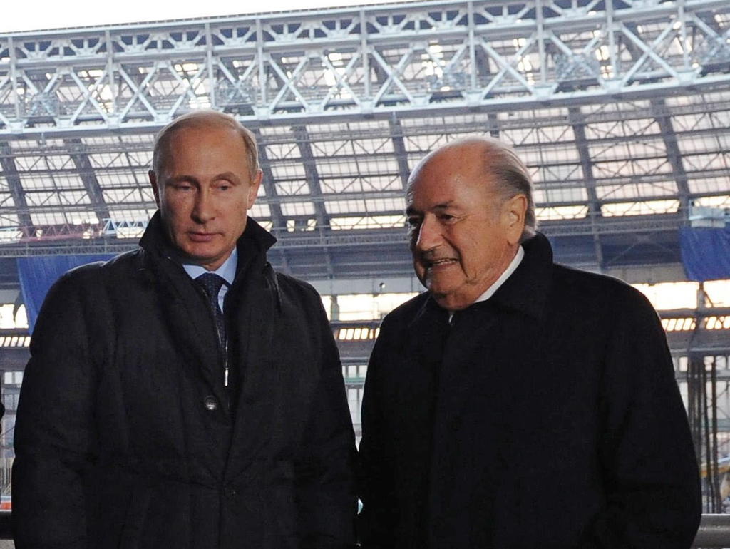 Vladimir Putin zeigt Sepp Blatter die Stadien-Modelle