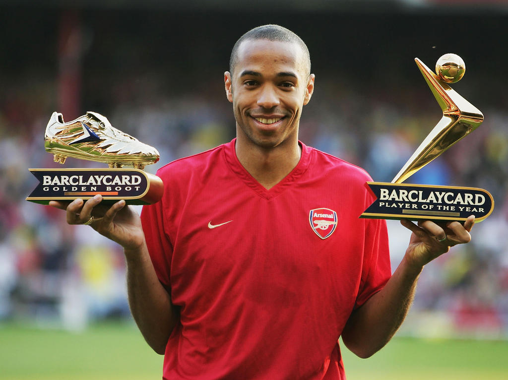 Thierry Henry zeigt sich mit den Trophäen des besten Spielers sowie des besten Torjägers der Premiere-League-Saison 2004 (17.05.2004). Thierry Henry zeigt sich mit den Trophäen des besten Spielers sowie des besten Torjägers der Premiere-League-Saison 2004 (17.05.2004).