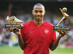 Thierry Henry zeigt sich mit den Trophäen des besten Spielers sowie des besten Torjägers der Premiere-League-Saison 2004 (17.05.2004).