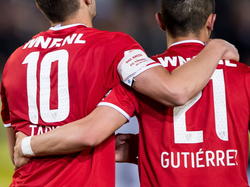 Dušan Tadić (l.) en Felipe Gutiérrez staan gebroederlijk naast elkaar na de competitiewedstrijd NAC Breda - FC Twente. (05-04-2014)