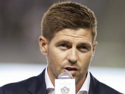 Voor de wedstrijd Los Angeles Galaxy - FC Toronto spreekt Steven Gerrard het thuispubliek toe. De clubheld van Liverpool maakt de overstap naar de Amerikaanse competitie en zal weldra zijn debuut maken. (04-07-2015)