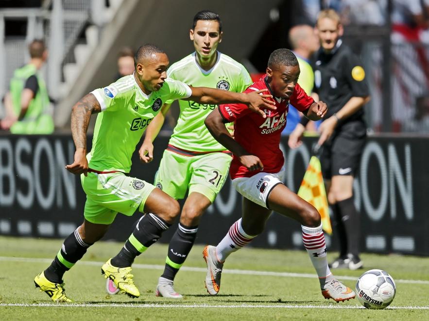 Achille Vaarnold (r.) probeert te ontsnappen aan Kenny Tete (l.) tijdens het competitieduel AZ Alkmaar - Ajax. (09-08-2015)