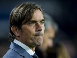 De spanning is van het gezicht van trainer Phillip Cocu af te lezen in de slotfase van de Champions League-wedstrijd tussen PSV en VfL Wolfsburg. (03-11-2015)
