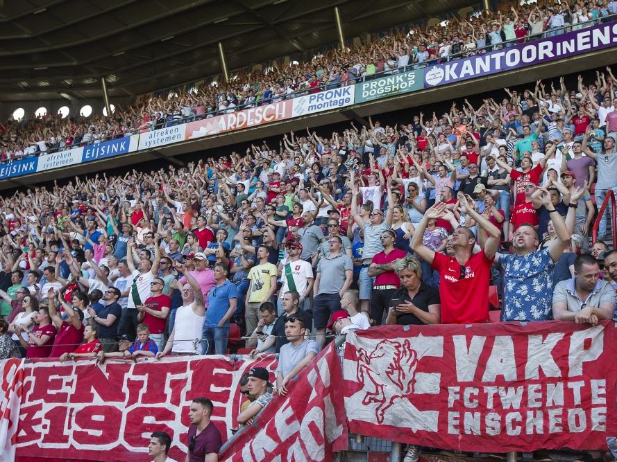 Het publiek in De Grolsch Veste laat zich horen tijdens het competitieduel FC Twente - Vitesse (08-05-2016).