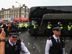 El autobús del Manchester United fue apedreado en los aledaños del estadio. (Foto: Getty)