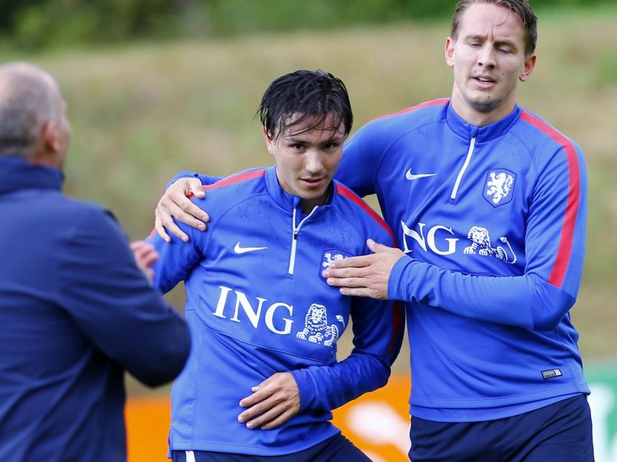 Berghuis en De Jong vermaken zich tijdens een training van het Nederlands elftal. (26-05-2015)