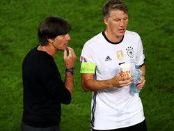 Bastian Schweinsteiger (r.) hat seine Karriere beendet