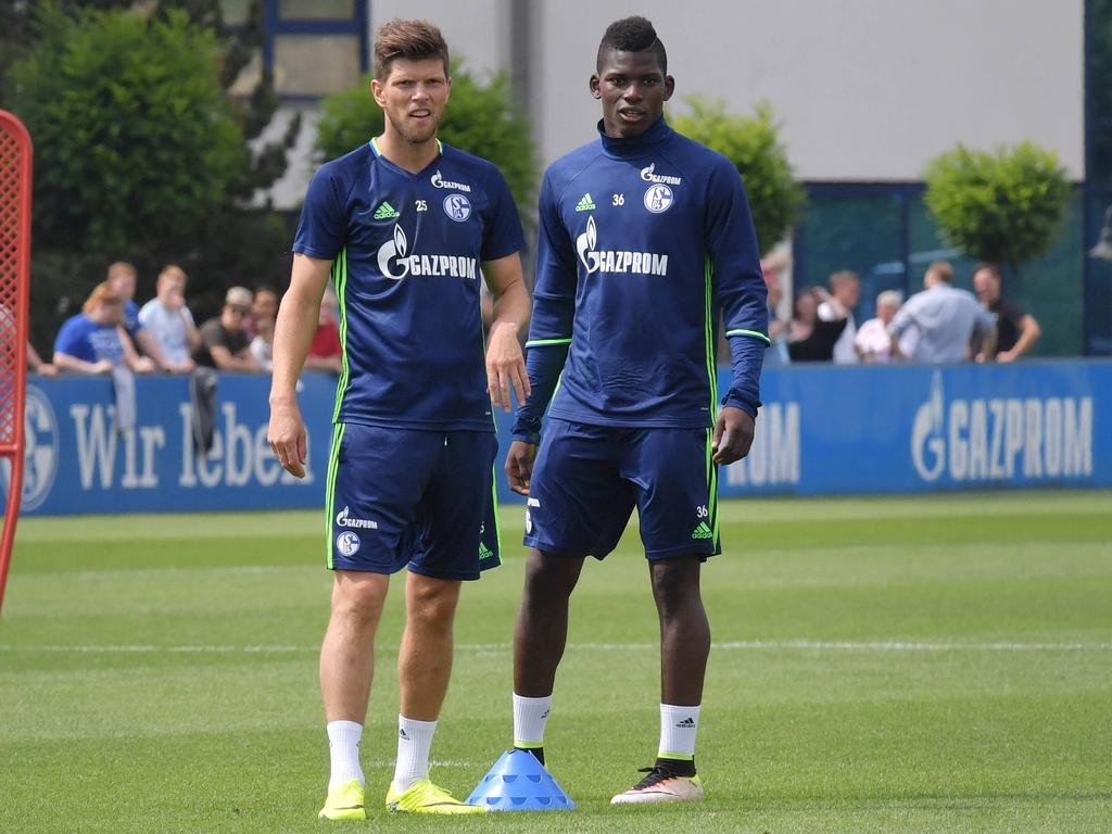 Klaas Jan Huntelaar (l.) en Breel Embolo (r.) wachten allebei tot ze aan de beurt zijn tijdens een oefening op de training van Schalke 04. (15-07-2016)