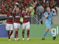 Felipe Vizeu celebra con sus compañeros el gol de la victoria. (Foto: Imago)