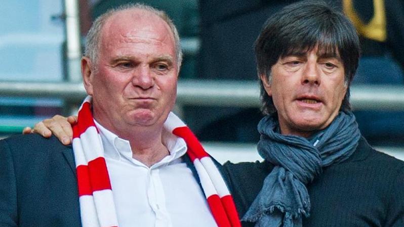 Bundestrainer Joachim Löw (r.) steht neben Uli Hoeneß in München auf der Tribüne