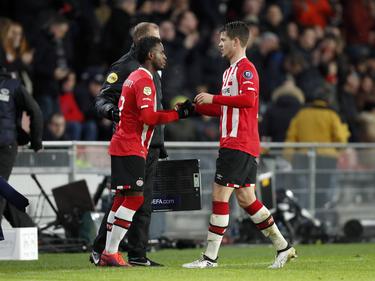 Florian Jozefzoon (l.) komt in het veld voor Marco van Ginkel (r.) tijdens het competitieduel PSV - Excelsior (14-01-2017).