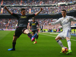 Óscar Duarte tapona un centro de Ronaldo con el Espanyol.