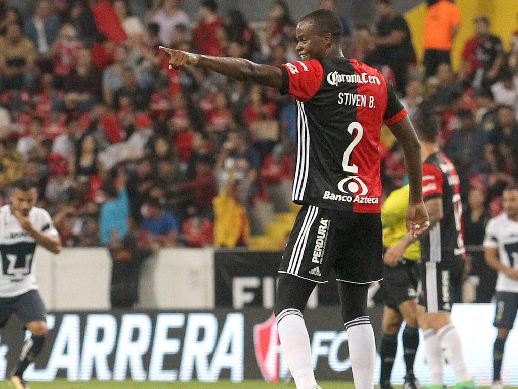 Jaine Barreiro señala a sus compañeros para celebrar el gol. (Foto: Imago)