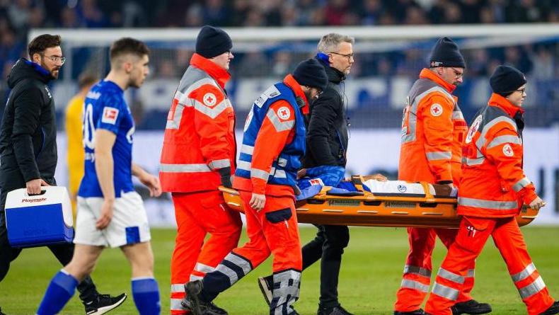 Schalkes Weston McKennie muss nach einem Zweikampf mit Frankfurts Dost verletzt vom Platz getragen werden