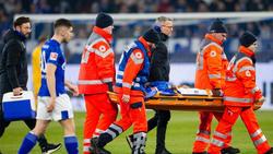 Schalkes Weston McKennie muss nach einem Zweikampf mit Frankfurts Dost verletzt vom Platz getragen werden